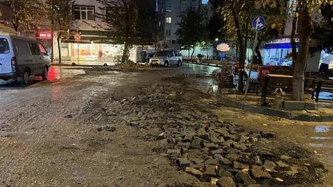 Küçükçekmece'de Yağmur Sonrası Çöken Yol Olayı
