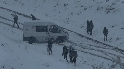 Yüksekova'da Yoğun Kar Yağışı Etkili Oldu