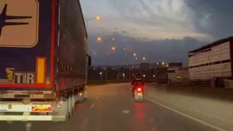 Hatay'da Fırtınada Motosikletliyi Koruyan Tır Şoförü