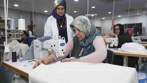 Mersin’de özel birey anneleri dikiş kursunda hem üretiyor hem sosyalleşiyor