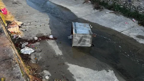 Germencik'te Çöp Konteynerleri Kanalda