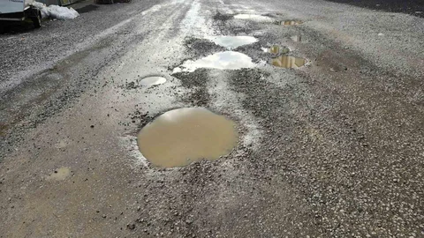 Edremit'te Yeni Yolda Çukurlar Oluştu