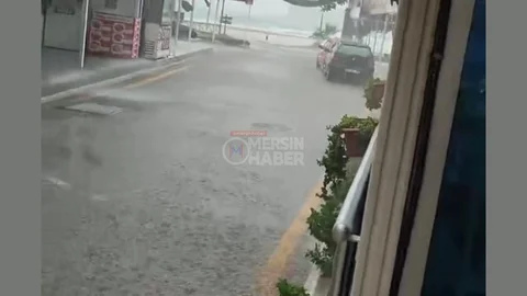 Kızkalesi’nde Sağanak: Sokaklar Boşaldı, Kumsal Yağmur Suyuyla Doldu