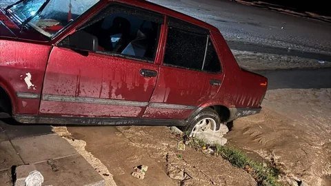 Kızkalesi’nde Araç Yoldan Çıktı, Dere Yatağı Girişine Sıkıştı