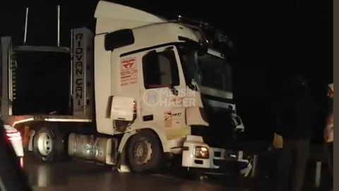 Otoyolda Yağış, Yolu Kayganlaştırdı: TIR Kontrolden Çıktı, Refüje Çarptı!