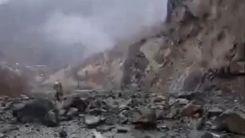 Hakkari'de Heyelan Nedeniyle Yol Kapatıldı