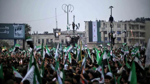 Suriyeliler Esad Rejiminin Yıl Dönümünü Kutladı