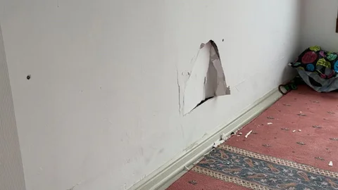 Taşova'da Mescit Duvarı Tahrip Edildi