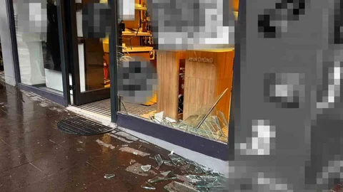 Nevşehir'de Otomobil Dükkana Girdi