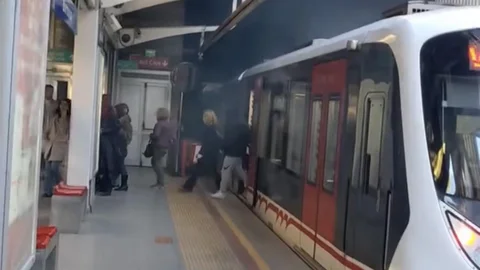 İzmir'de Metro Vagonu Raydan Çıktı