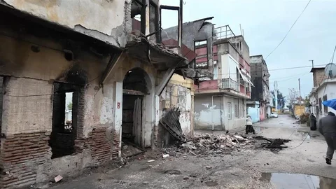 Adana'da Metruk Bina Yıkıldı