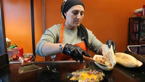 Diyarbakır'da Kadın Çalışanlar İle Fast Food İşletmesi