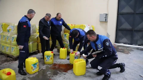 Akdeniz Zabıtası Milyonluk Vurgunu Çökertti: Ayçiçeği Yağı Diye 3 Bin 650 Bidon Su Satacaklardı!