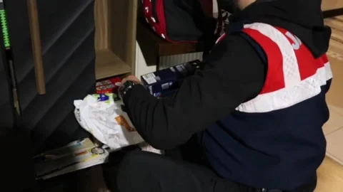 Mersin’de Sahte TOKİ İlanıyla Vatandaşı Kandırdılar: 5 Dolandırıcı Jandarma Operasyonuyla Yakalandı