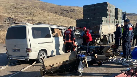 Malatya'da Tır ve Minibüs Çarpışması