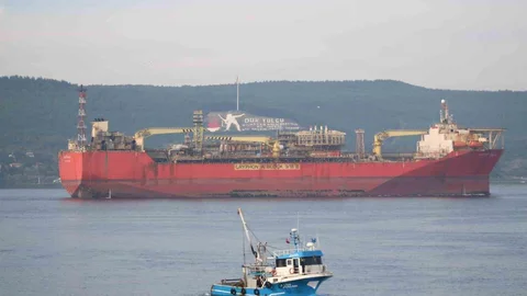 Çanakkale Boğazı'nda Yüzer Geminin Geçişi