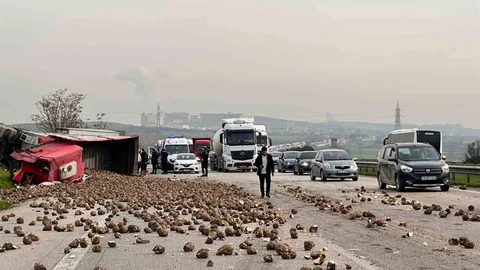 Bursa'da Şeker Pancarı Yüklü Tır Devrildi