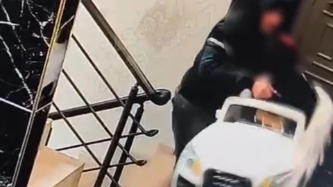 Toroslar'da Apartmandan Akülü Araba ve Bisiklet Çalan 2 Şüpheli Yakalandı, Çaldıkları Çocuk Arabası ve Bisiklet Geri Verildi