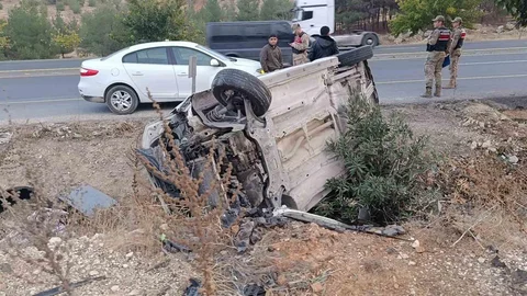 Şanlıurfa'da Hafif Ticari Araç Devrildi