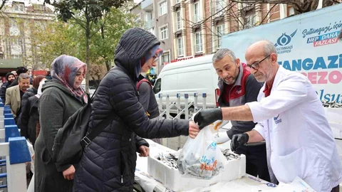 Sultangazi'de Ücretsiz Balık Dağıtımı Yapıldı
