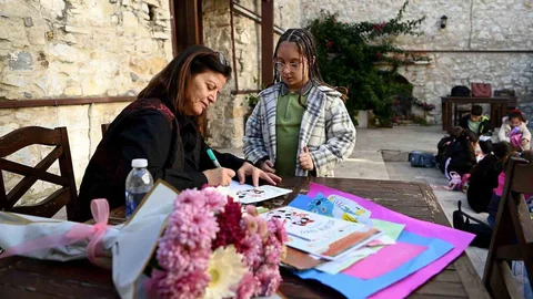 Kuşadası'nda Çocuklara Kitap ve Hayvan Sevgisi