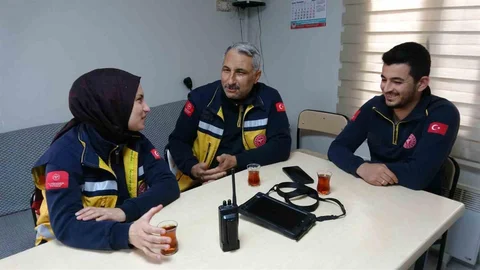 Sağlık çalışanı baba ve kızı aynı ambulansta hayat kurtarıyor