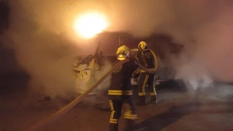 Park halindeki minibüs alev aldı