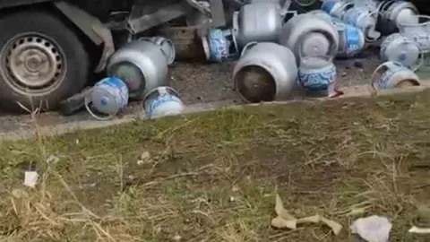 Diyarbakır'da Tüp Yüklü Kamyonet Kazası