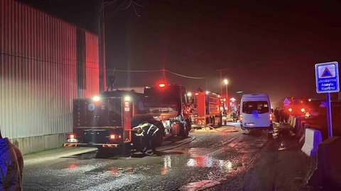 Kocaeli'de Geri Dönüşüm Deposunda Yangın