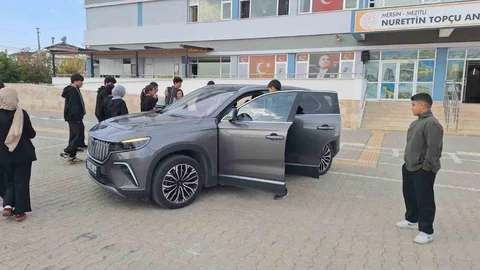 Yerli Malı Haftası’nda Yerli Araba Sürprizi: Mersinli Liseli Gençler TOGG’la Buluştu