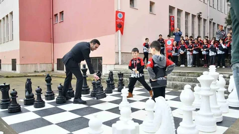 Başiskele'de Satranç Sahası Açıldı