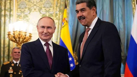 Putin ve Maduro Telefon Görüşmesi Yaptı