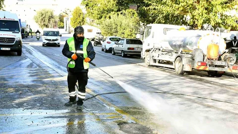 Kuşadası'nda Temizlik Çalışmaları Devam Ediyor