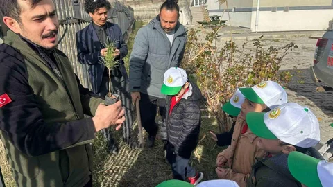 Gediz'de Öğrenciler Fidan Dikti