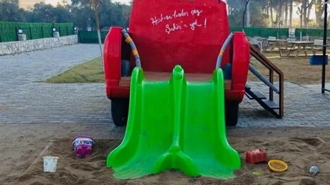 Çiçek Abbas Minibüsü Çocukların Oyun Alanı Oldu