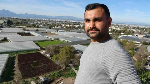 Antalya'da Marul ile Türk Bayrağı Deseni Oluşturuldu