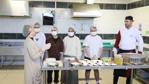 Üniversite öğrencileri Eskişehir’in yöresel lezzetleri için mutfağa girdi