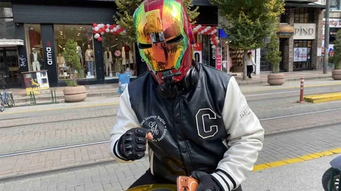 İron-Man Kaskıyla Motosiklet Süren Genç Dikkat Çekiyor