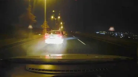 Islak Yolda Makas Atan Sürücü