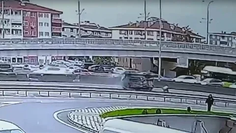 Kocaeli'de Otomobil Devrildi, Sürücü Ağır Yaralandı