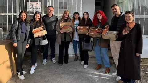 Denizli'de Öğrenciler Babalarına Ayakkabı Yaptı