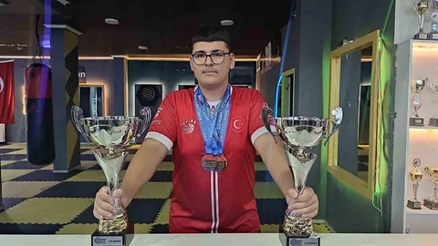 15 Yaşındaki Milli Dart Sporcusu Başarılarına Devam Ediyor