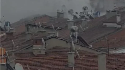 Elazığ'da Metruk Binada Yangın Çıktı