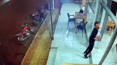 Antalya'da Cam Kapıya Çarpan Garson Olayı