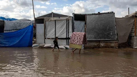 Gazze’yi vuran fırtınada 12 kişi hayatını kaybetti, 27 binden fazla çadır hasar gördü