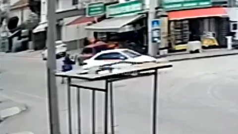 Mezitli Kuyuluk'ta Kaza Kamerada: Dönüş Yapan Araca Motosiklet Çarptı!