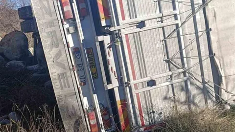 Isparta'da Kamyon Devrildi, Sürücü Yaralandı