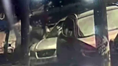 Adana'da Park Halindeki Araç Zarar Gördü