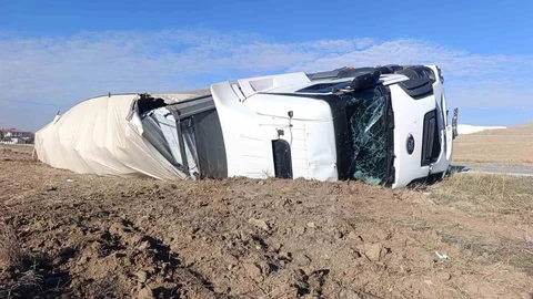 Afyonkarahisar'da Tır Devrildi, 1 Yaralı