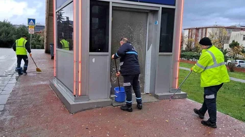 Kocaeli'deki Üst Geçit Asansörleri Temizleniyor